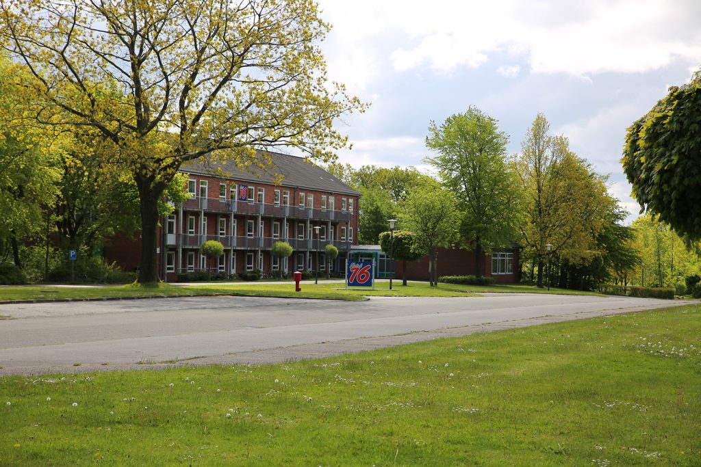 Eingebettet im Grünen liegt das Motel 16 im Gewerbepark Albersdorf. Das Logo mit der großen Nummer 16 ist sinnbildlich für den Standort.