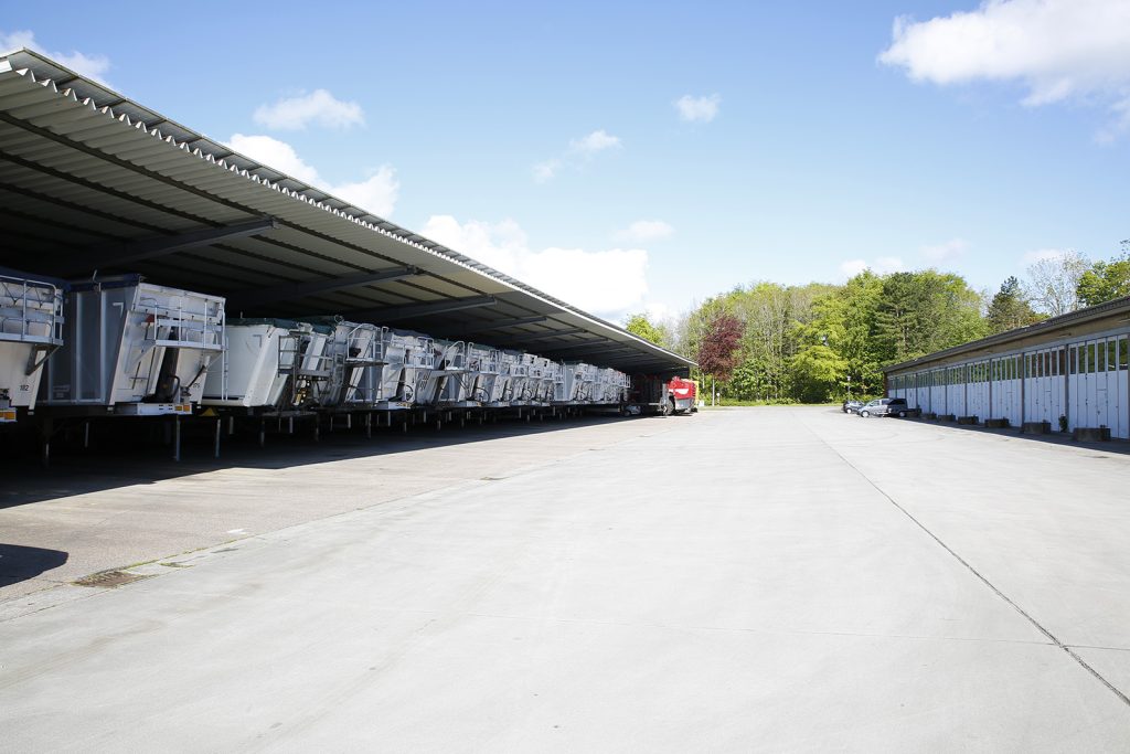Großzügiger Gewerbebereich mit überdachtem Stellplatz für Transportanhänger und langer Hallenanlage mit mehreren Toren – vielseitige Lager- und Nutzflächen im Gewerbepark Albersdorf.