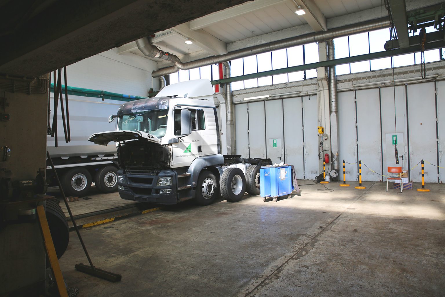 In einer Werkstatthalle im Gewerbepark Albersdorf wird ein LKW gewartet.