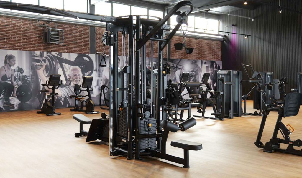 Großzügige Fitnesshalle von Balance Fitness mit modernen Trainingsgeräten – zeitgemäße Trainingsumgebung im Gewerbepark Albersdorf.